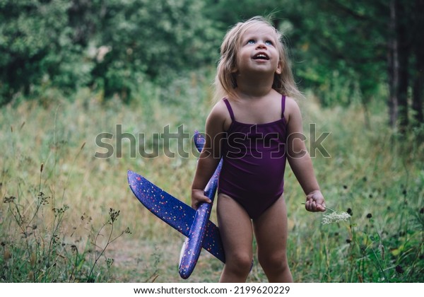 Ein Kleines Mädchen In Einem Badeanzug Stockfoto 2199620229 Shutterstock