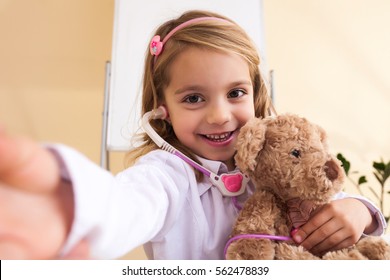 little girl treats the bear and make selfie photo