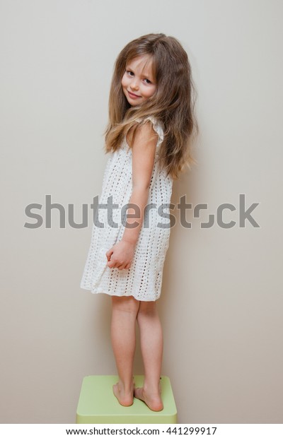 Little Girl White Knitting Dress Long Stockfoto Jetzt
