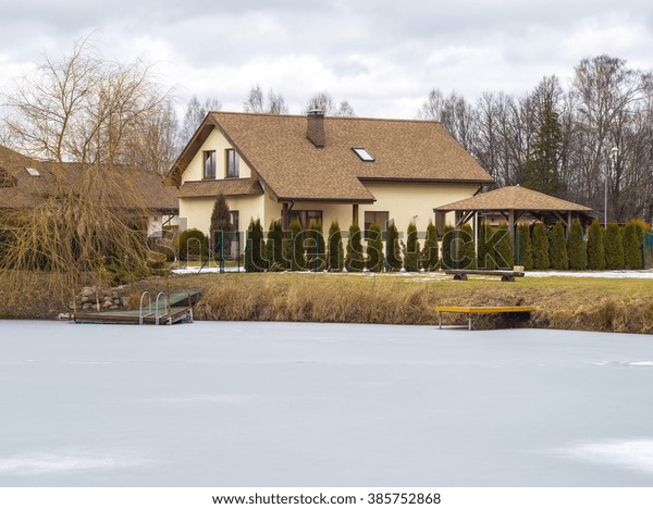 Little House on the\
bank of the winter pond.