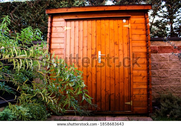 little house wood garden\
brown green