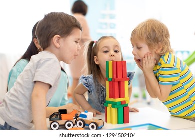 Kleine Kinder bauen Holzspielzeug zu Hause oder bei der Tagesbetreuung. Emotionale Kinder spielen mit Farbblöcken. Erziehungsspielzeug für Vorschulkinder und Kindergartenkinder.