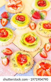 Little shortcrust pies, cakes with fresh fruits