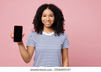 Pequeña niña adolescente sonriente