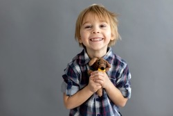 Kleines Kleinkind, Blonder Junge, Spielend Mit Handgefertigtem, Bestücktem Strickspielzeug