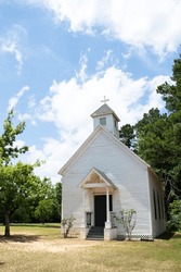 Pequeña Iglesia De Campo Blanco