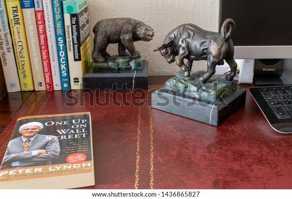 Littlehampton, West Sussex,
England, June 28, 2019, Illustrative Editorial of Classic
Investment Books. and the Bull and Bear figurines. William O'Neal
books feature.