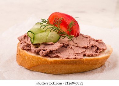 Liver meat pate spread, on white bread, on a light background, breakfast, close-up, no people, selective focus, pasticcio, pastete,