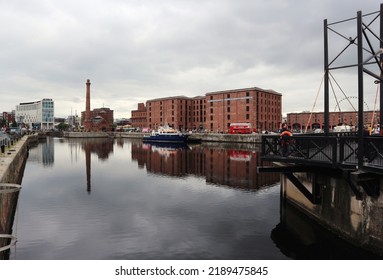 Liverpool, England- August 20th, 2018: Beautiful Sunny Morning And Smooth River Surface At Liverpool`s Albert Dock, In Foreground Brick Building Of Tate Modern