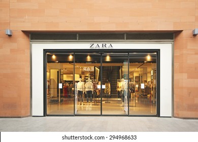 LIVERPOOL, ENGLAND - JULY 5, 2015: Retail Shop. Liverpool ONE, In The Heart Of The City, Is The Huge Open-air Shopping District That Is Home To More Than 160 Famous High Street And Designer Names