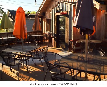 Liverpool, New York, USA. June 4, 2022. Outdoor Patio Of The Limp Lizard Bar And Grill In The Village Of Liverpool, New York