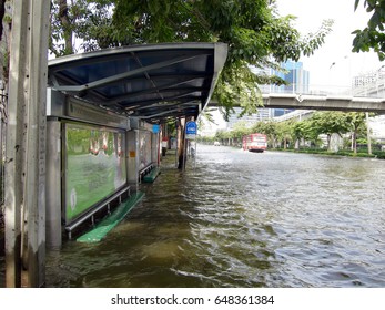  Lives and traffic during flooded in Bangkok, Thailand, October 2011.