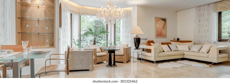 Living Room With Big And Exclusive Chandelier 