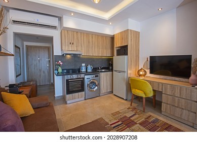 Wohnzimmerlounge-Bereich im luxuriösen Studio-Apartment zeigen Haus mit Innendekoration Möbel mit Küche