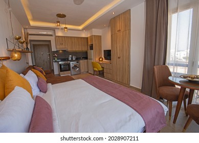 Wohnzimmerlounge-Bereich im luxuriösen Studio-Apartment zeigen Haus mit Inneneinrichtung Ausstattung mit Doppelbett und Küche
