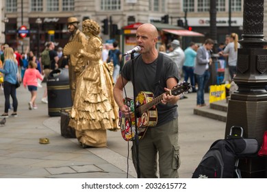 Living Statue In Picadilly Circus, London, August 2017