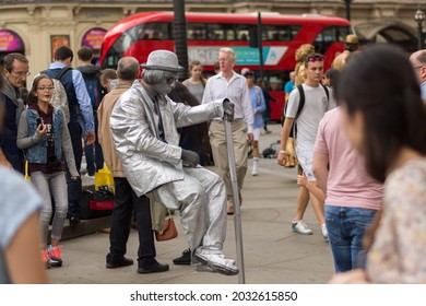 Living Statue In Picadilly Circus, London, August 2017