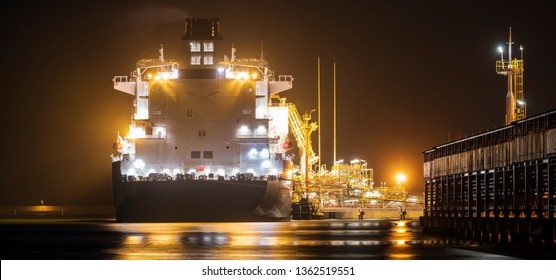 LNG Oil tanker when supplying liquefied gas to the Lng terminal