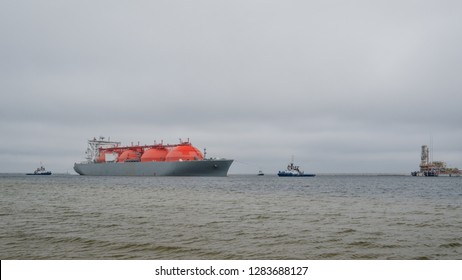 Lng Tanker Ship Tugs Maneuvering Gas Stock Photo Shutterstock