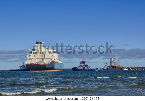 Lng Tanker Ship Tugs Maneuvering Gas Foto De Stock