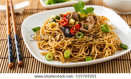 Lo mein with vegetables, mushrooms and soy filets.