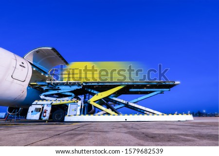 loading cargo container to aircraft