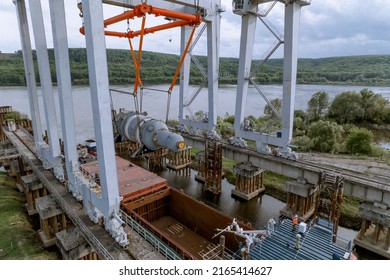 Loading of a chemical reactor in a port terminal using a gantry crane on a three-axis conveyor