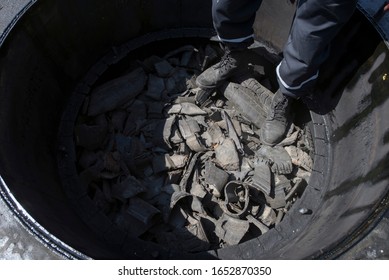 loading for recycling in the furnace, shredded waste tires Automobile tire recycling factory