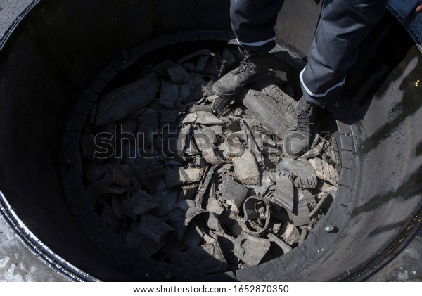loading for recycling in the furnace,\
shredded waste tires Automobile tire recycling\
factory