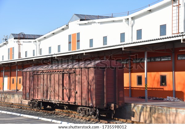 Loading and unloading of railway cars, boxcar and\
containers at temporary storage warehouses. Customs warehouse with\
a ramp. Access railway (railway dead end) passes through the\
customs control area