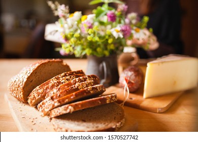 Loaf of sliced bread on table with flowers Stockfoto