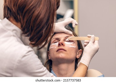 Les procédures d'anesthésie locales en dermatologie cosmétique optimisent le confort des patients pendant les interventions cosmétiques