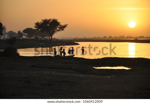 Local people\
washing clothes in Niger\
river