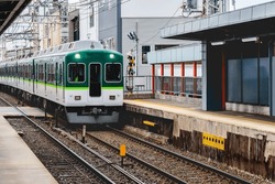 Lokaler Zug, Eisenbahn Kommt Am Regentag In Japan Zum Bahnsteig.