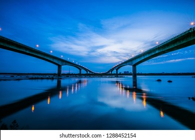 Located in Kaohsiung, Taiwan, across the Pingtung Bridge, it is an important transportation link connecting two places. After turning on the lights at night, it is like a necklace