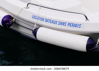 location bateaux sans permis sign text in french means boat rental without licenses on rear motor boat No boating license required in lake