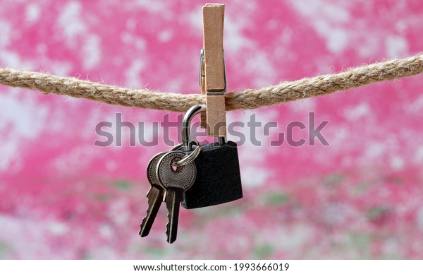lock and key hanging on\
clothesline\
