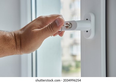 Lock The Window Handle To Prevent The Child From Opening The Window. Child Safety. The House Is Safe For Children.