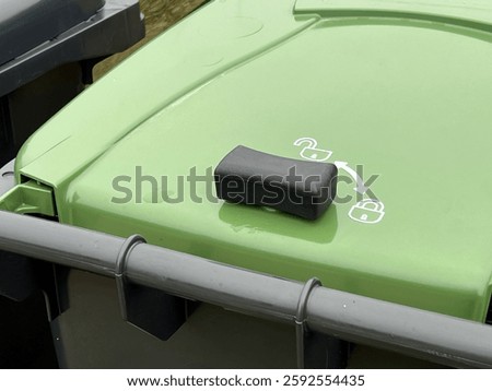 Lockable waste garbage can with twist lock