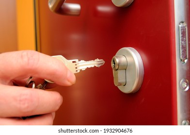 cerrando puertas y propiedades como con una llave una medida de seguridad contra el robo