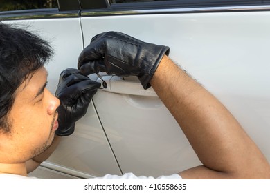 Locksmith Car Try To Open The Door On Black Grove 