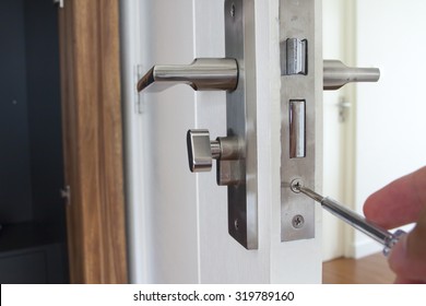 Locksmith Repair Or Install The Door Lock In House.