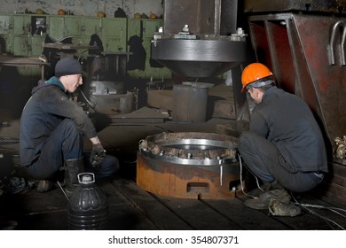 Locksmiths prepare powerful press for the manufacture of parts of ship boiler