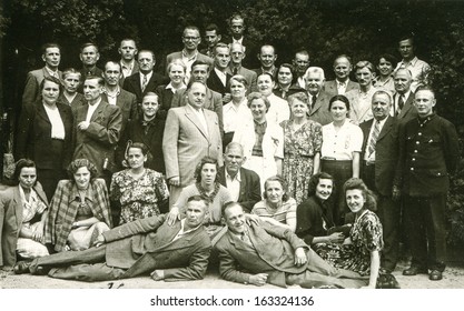 LODZ,POLAND, CIRCA FIFTIES - Vintage Photo Of Big Group Of Unidentified People, One Of Them In Military Uniform, Posing Outside, In The Garden - In Lodz, Poland,circa Fifties