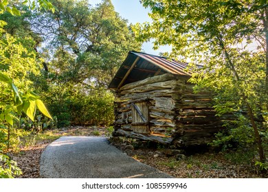 Imagenes Fotos De Stock Y Vectores Sobre Old Historic Cabin