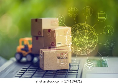 Logistik, Lieferung / Online-Shopping-Konzept:  Der Gabelstapler bewegt die Kartonbox auf der Tastatur mit Icon-Verbindung zum Kundennetz. Internationale Fracht- oder Versandservice für Online-Einkäufe.