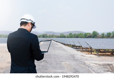 Logistician Managing Photovoltaics Supply Chain Via Laptop, Business And Technology Concept For Renewable Energy, Solar Module Manufacturing, Workflow Efficiency, Sustainability,laptop Clipping Part.