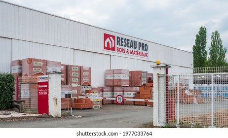 Logo View Of RESEAU PRO Brand On Front Of French Store Facade With Brand Signage In Fleche, France RESEAU PRO Is Famous Brand For DIY And Hardware Renovation And Construction Products RESEAU PRO Brand