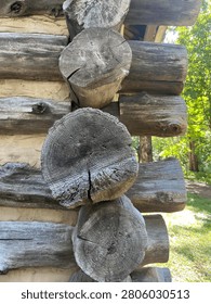 Logs overlapping at the corner of a log style home