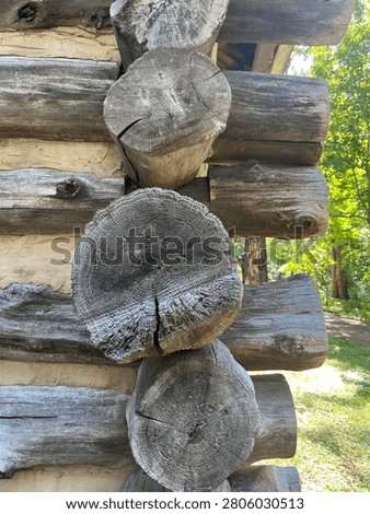 Logs overlapping at the corner of a log style home
